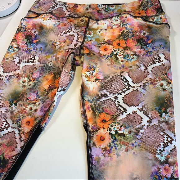Ki XL pro performance floral snakeskin crop leggings w mesh detail - Picture 6 of 13